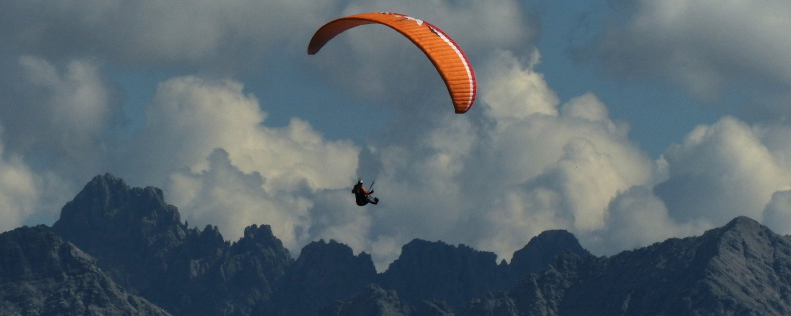 Gleitschirmflieger in den Lechtaler Alpen