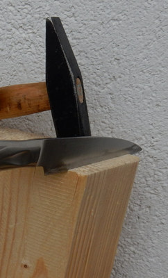 Holz spalten mit Hammer und Messer